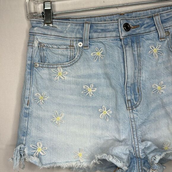 American Eagle Daisy Embroidered Distressed Jean Mom Shorts. Size 4. - Picture 6 of 11
